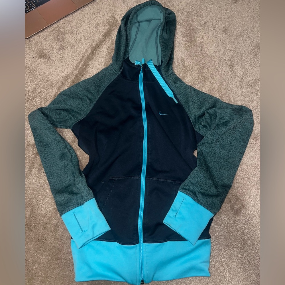 women’s nike thermafit hoodie w thumb holes